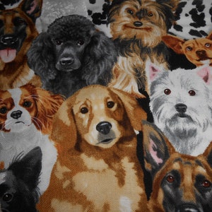 Könnte beinhalten: Ein farbenfroher Stoff mit verschiedenen Hunderassen, darunter ein schwarz-brauner Deutscher Schäferhund, ein schwarzer Pudel, ein Yorkshire Terrier, ein Cavalier King Charles Spaniel, ein Golden Retriever, ein West Highland White Terrier, ein Chihuahua und ein braun-schwarzer Deutscher Schäferhund.