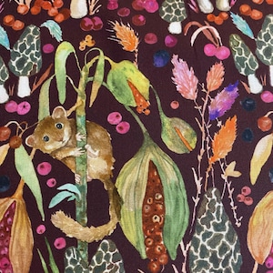 Può includere: Motivo di tessuto con una scena forestale stravagante. Il design include funghi, bacche e un piccolo animale, il tutto in tonalità di marrone, verde, arancione e rosa su uno sfondo bordeaux scuro. Il tema generale è la natura e la fantasia.