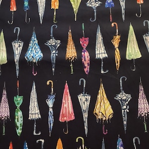 Peut inclure: Un motif de tissu avec un design répété de parapluies colorés sur fond noir. Les parapluies sont de différentes couleurs, comme le rouge, le bleu, l'orange et le vert, et ont des poignées incurvées. Convient aux vêtements ou à la décoration intérieure.