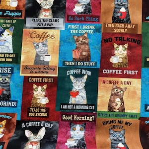 Könnte beinhalten: Stoff mit einem sich wiederholenden Muster von Katzenillustrationen, die Kaffeetassen halten. Jede Katze wird mit einem einzigartigen Ausdruck dargestellt und mit humorvollen Texten wie "Coffee First" und "I am not a morning cat" versehen.