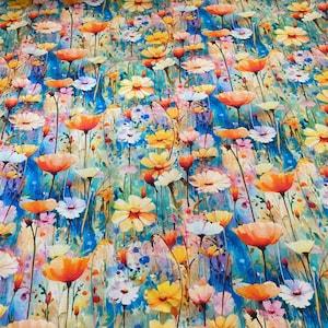Könnte beinhalten: Ein Aquarelldruckstoff mit einem Feld voller bunter Blumen. Die Blumen sind in Orange-, Gelb-, Rosa- und Weißtönen gehalten. Der Hintergrund ist ein blauer und grüner Aquarellwasch.