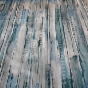 Könnte beinhalten: Abstrakter Aquarellstoff mit vertikalen Streifen in Blautönen und Grau.