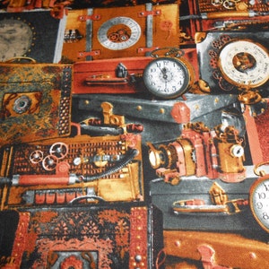 Peut inclure: Un tissu coloré sur le thème steampunk avec divers horloges, engrenages et autres éléments mécaniques. Le tissu a un fond foncé avec des nuances de brun, d'orange et de rouge.