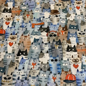 Könnte beinhalten: Stoffmuster mit einer Vielzahl von Cartoon-Katzen in verschiedenen Farben und Posen. Die Katzen haben unterschiedliche Gesichtsausdrücke und tragen Accessoires wie Hüte und Sonnenbrillen. Der Hintergrund ist eine Mischung aus Blau und Weiß.