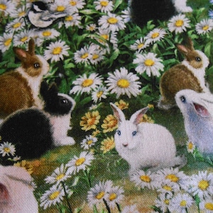Könnte beinhalten: Eine Nahaufnahme eines Stoffes mit einem Muster aus weißen Gänseblümchen und braunen und weißen Kaninchen. Die Kaninchen sind in verschiedenen Posen, einige sitzen, einige stehen und einige schauen in die Kamera. Der Stoff ist perfekt für eine Vielzahl von Bastelprojekten, wie z. B. Quilten, Nähen und Scrapbooking.