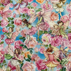 Peut inclure: Un motif fantaisiste représentant des fées et des roses sur un fond bleu clair. Les fées sont représentées avec des ailes délicates et des robes flottantes, tandis que les roses sont dans différentes nuances de rose et de blanc.