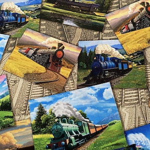 Puede incluir: Una colección de parches cuadrados de tela con ilustraciones de trenes antiguos. Los parches representan locomotoras de vapor en varios entornos, incluyendo montañas, campos y bosques. Los trenes son de color azul, verde y rojo, con humo blanco saliendo de sus chimeneas.