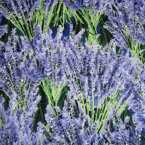 Op de afbeelding: Een stof met een herhalend patroon van lavendelbloemen in tinten paars en groen.