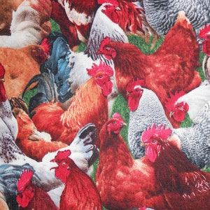 Peut inclure: Un tissu coloré avec un motif répétitif de coqs et de poules. Le tissu est un mélange de rouge, blanc, brun et noir.