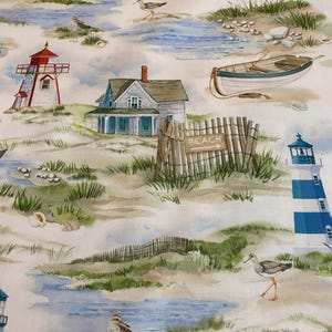 Peut inclure: Tissu sur le thème côtier avec des illustrations à l'aquarelle de phares, d'une maison, d'un bateau, d'oiseaux et d'une clôture avec le mot "BEACH". Le motif comprend du sable, de l'eau et des zones herbeuses.