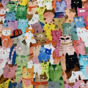 Könnte beinhalten: Ein farbenfrohes Stoffmuster mit vielen Cartoon-Katzen. Die Katzen, in verschiedenen Farben wie Grün, Blau, Orange und Rosa, tragen teilweise Accessoires. Der Hintergrund ist weiß.