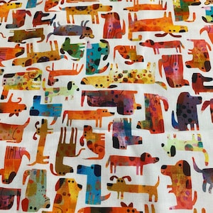 Può includere: Tessuto bianco con un motivo colorato di varie illustrazioni di cani. I cani sono raffigurati in diverse pose e colori, tra cui arancione, blu, verde e marrone. Adatto per artigianato o decorazioni per la casa.