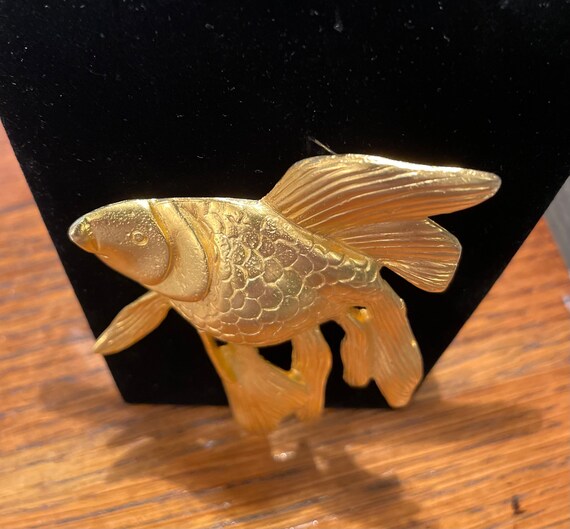 Vintage Large 1980 Satin Gold Tone Gold Fish Broo… - image 9