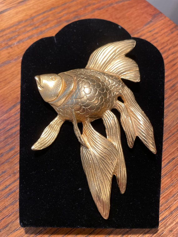 Vintage Large 1980 Satin Gold Tone Gold Fish Broo… - image 1