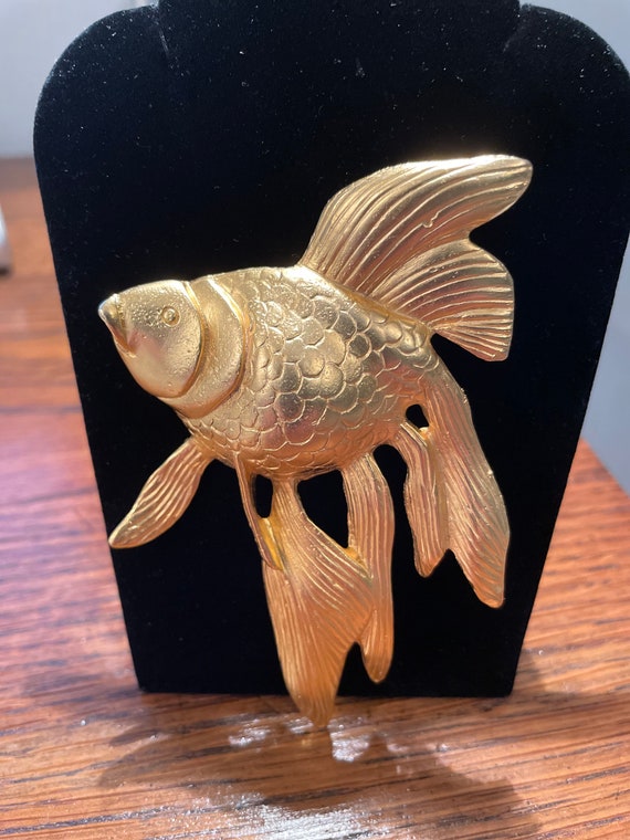 Vintage Large 1980 Satin Gold Tone Gold Fish Broo… - image 7