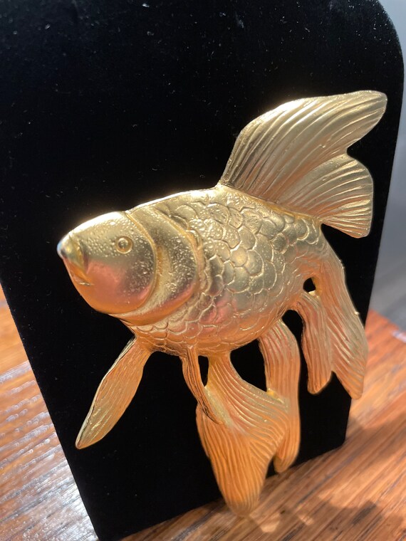 Vintage Large 1980 Satin Gold Tone Gold Fish Broo… - image 2