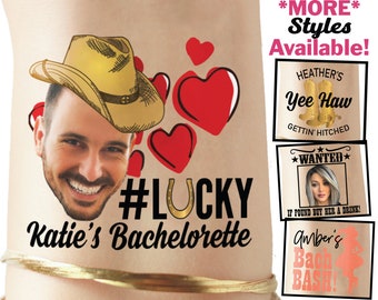Può includere: Un tatuaggio temporaneo con un cappello da cowboy, un ferro di cavallo, cuori e il testo "#LUCKY Katie's Bachelorette". Il tatuaggio è sul braccio di una persona. Nell'immagine ci sono altri quattro tatuaggi temporanei, ognuno con un design e un testo diverso. Il testo sui tatuaggi include "Heather's Yee Haw Gettin' Hitched", "Wanted If Found Buy Her A Drink", e "Amber's Bach Bash!"