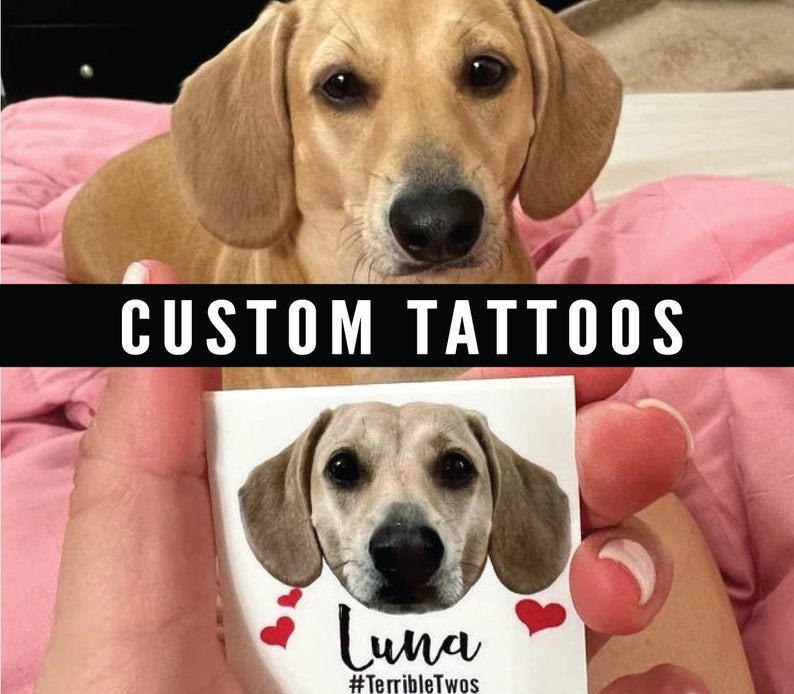 Op de afbeelding: Gemaakt op maat huisdier portret tattoo met een bruine en witte hond met de naam Luna en de tekst #TerribleTwos. De tattoo is op een witte achtergrond met rode harten.