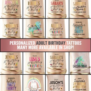 K&ouml;nnte beinhalten: Eine Sammlung bunter tempor&auml;rer Tattoos f&uuml;r erwachsene Geburtstage. Die Tattoos zeigen verschiedene Designs, darunter ein Einhorn, eine Ananas, eine Fiesta und ein dreissigster Geburtstag. Der Text auf den Tattoos enth&auml;lt S&auml;tze wie "Ich bin mit..." und "Wenn ich verloren bin, kauf mir ein Getr&auml;nk!"