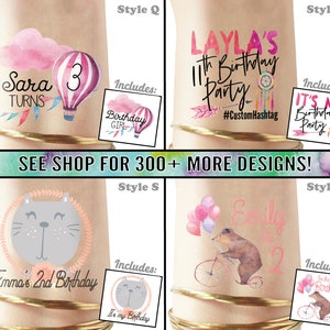 Puede incluir: Cuatro estilos diferentes de tatuajes temporales de cumplea&ntilde;os personalizados. Cada tatuaje presenta un dise&ntilde;o diferente, incluyendo un globo aerost&aacute;tico, un atrapasue&ntilde;os, un gato y un rat&oacute;n montando una bicicleta. Los tatuajes son personalizables con el nombre y la edad del ni&ntilde;o.