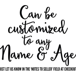 Puede incluir: Gr&aacute;fico de texto en blanco y negro que dice "Can be customized to any Name & Age!" con la instrucci&oacute;n "JUST LET US KNOW IN THE 'NOTES TO SELLER' FIELD AT CHECKOUT" debajo.