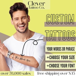 Op de afbeelding: Een man lachend met zijn arm uitgestrekt, die een aangepast tattoo op zijn onderarm laat zien met de tekst "Your Words Here". De afbeelding adverteert met aangepaste tatoeages met de tekst "CUSTOM TATTOOS", "YOUR WORDS OR PHRASE", "+CHOOSE YOUR SIZE" en "+CHOOSE YOUR FONT".