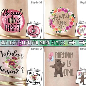 Puede incluir: Cuatro estilos diferentes de tatuajes temporales de cumplea&ntilde;os personalizados. El primer estilo presenta una dona rosa con el texto "Abigail cumple tres!" y una dona m&aacute;s peque&ntilde;a con el texto "&iexcl;Es mi cumplea&ntilde;os!" El segundo estilo presenta una corona de flores con el texto "Avery cumple seis" y una corona de flores m&aacute;s peque&ntilde;a con el texto "Ni&ntilde;a de cumplea&ntilde;os". El tercer estilo presenta un ramo de flores con el texto "Talula cumple 2" y un ramo de flores m&aacute;s peque&ntilde;o con el texto "Es mi cumplea&ntilde;os". El cuarto estilo presenta un oso marr&oacute;n con globos y el texto "Preston cumple uno" y un oso marr&oacute;n m&aacute;s peque&ntilde;o con el texto "Ni&ntilde;o de cumplea&ntilde;os".