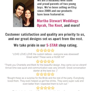 Puede incluir: Una pareja posa para una foto frente a un fondo blanco con texto que dice "Clever Seagull About Us". El texto describe a la pareja como un equipo de marido y mujer que son padres orgullosos de dos ni&ntilde;os peque&ntilde;os. Han estado vendiendo productos en Etsy desde 2009 y han aparecido en Martha Stewart Weddings, Oprah, The Knot, y m&aacute;s. El texto tambi&eacute;n afirma que la satisfacci&oacute;n del cliente y la calidad son una prioridad y que sus excelentes dise&ntilde;os los distinguen del resto. El texto concluye diciendo que est&aacute;n orgullosos de su calificaci&oacute;n de tienda de 5 estrellas. Debajo del texto hay cinco rese&ntilde;as de clientes con cinco estrellas cada una.