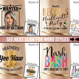Pode incluir: Quatro designs diferentes de tatuagens tempor&aacute;rias para despedidas de solteira. O primeiro design diz "Wanted" com um espa&ccedil;o para uma foto e o texto "Se a encontrares, compra-lhe uma bebida!" O segundo design diz "I'm with Becca's Nashlorette Party" com o texto "Se me perder, compra-me uma bebida!" O terceiro design diz "Heather's Yee Haw Gettin' Hitched" com duas botas de cowboy douradas. O quarto design diz "Nash Bash Sam's Bachelorette Party" em cores arco-&iacute;ris.