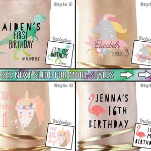 Puede incluir: Cuatro estilos diferentes de tatuajes temporales para una celebraci&oacute;n de cumplea&ntilde;os. Los tatuajes presentan un dinosaurio, un unicornio, un flamenco y un unicornio con una corona de flores. El texto en los tatuajes incluye los nombres Aiden, Elizabeth, Olivia y Jenna, as&iacute; como las edades 1, 3 y 16. Los tatuajes tambi&eacute;n incluyen las frases "Primer cumplea&ntilde;os", "Cumple 3", "Es mi cumplea&ntilde;os" y "#TeamT-Rex".