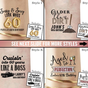 Puede incluir: Cuatro estilos diferentes de tatuajes temporales para un 60 cumplea&ntilde;os. El primer estilo presenta n&uacute;meros dorados "60" con el texto "Sassy & Sexy Look Who's Pamela's 60th Birthday". El segundo estilo presenta una pala y tierra con el texto "Older Than Dirt John's 60th Birthday". El tercer estilo presenta un coche vintage con el texto "Cruisin' into 60 years Like a Boss Larry's 60th Birthday". El cuarto estilo presenta dos copas de vino con el texto "Aged to Perfection Linda's 60th Birthday".