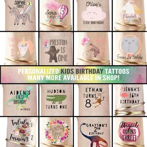 Puede incluir: Un collage de tatuajes temporales coloridos para cumplea&ntilde;os de ni&ntilde;os. Los tatuajes presentan varios dise&ntilde;os, incluyendo animales, dinosaurios, unicornios y patrones florales. Cada tatuaje incluye un nombre y una edad, como "Sophie cumple 2 a&ntilde;os" o "Ethan cumple 8 a&ntilde;os".