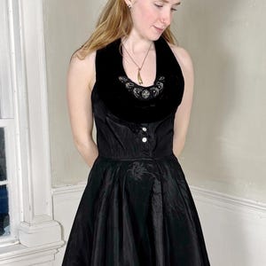 Jaren 50 X-small zwarte jurk fluwelen zijde tafzijde kralen kraag dameskleding kleding vintage textiel koffer milieuvriendelijk