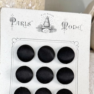 Carte 12 boutons Paris mode en soie noire, ancienne française « Mode Paris » boutons recouverts de tissu noir – Label La Ruche respectueux de l'environnement