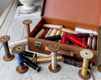 Más de 30 bobinas de madera francesas antiguas, hilos de seda, carretes de cuero para maletín, decoración de casas de campo, objetos de arte, portavelas
