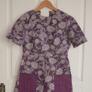 1950&#39;s house dress purple white floral printed cotton and linen blend French housedress tunic vintage clothing pockets boho shabby decor