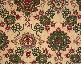 Peut inclure: Un tissu beige avec un motif floral répété en vert, rouge et marron. Le tissu a une texture tissée et un léger brillant.