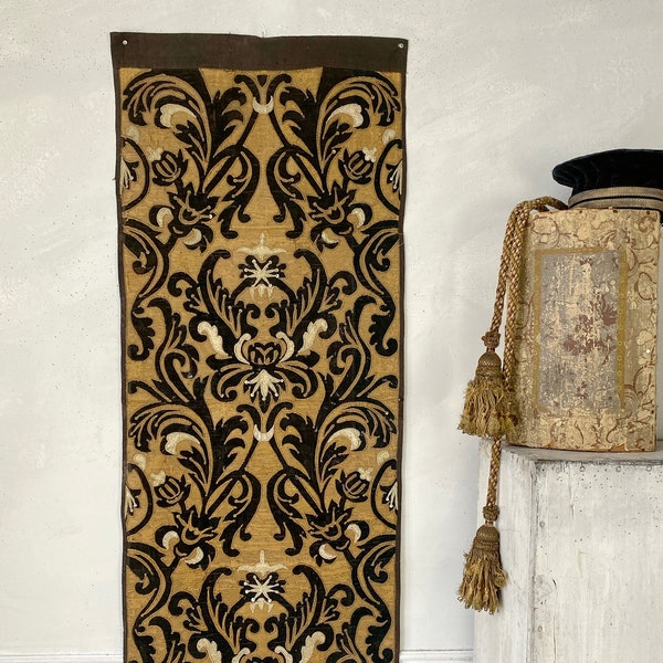 Aplique de brocado portugués antiguo del siglo XVIII bordado metálico terciopelo textil colgante de pared The Textile Trunk