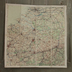 Ancienne carte des frontières de la France, de la Belgique et des Pays-Bas. Guide routier pliant en lin et papier Lille Bruxelles Rotterdam belles couleurs à suspendre