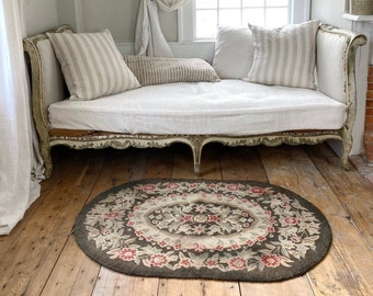 Vintage gehaakt vloerkleed met bloemendessin textieltapijt ovaal gedempte tinten vervaagd The Textile Trunk milieuvriendelijk