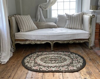 Vintage gehaakt vloerkleed met bloemendessin textieltapijt ovaal gedempte tinten vervaagd The Textile Trunk milieuvriendelijk