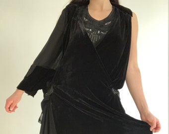 Vestido vintage de terciopelo negro de los años 20 con una manga larga y detalles de cuentas, estética académica oscura, baúl textil ecológico.