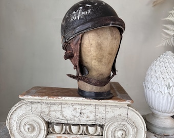 Forro de couro para capacete de motociclista francês vintage do início/meados do século XX, da Geno Paris. Chapéu antigo de corrida de motociclismo. Decoração industrial.