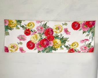 Lindo tecido floral em aquarela dos anos 70 com flores em tons de rosa, amarelo e verde. Ideal para cortinas e decoração de janelas em casas de praia.
