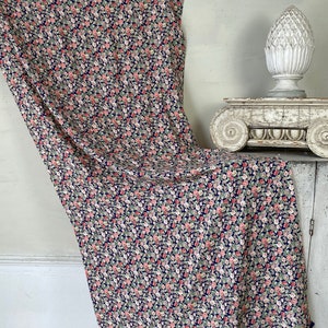 Proyecto de costura de ropa con tela floral azul y rosa Material para vestidos vintage The Textile Trunk Casa costera ecológica