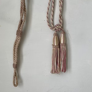 Alzapaños para cortinas con borlas de color rosa y morado. Tratamiento de ventana exclusivo y ecológico.