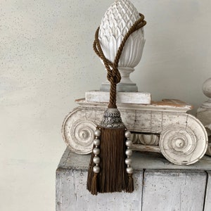 Abrazadera de cortina francesa vintage con borlas marrones y tratamiento de ventana exclusivo y ecológico en plata