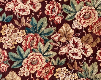 Può includere: Un tessuto vintage con un motivo ripetitivo di fiori rossi, bianchi e verdi su uno sfondo bordeaux scuro.