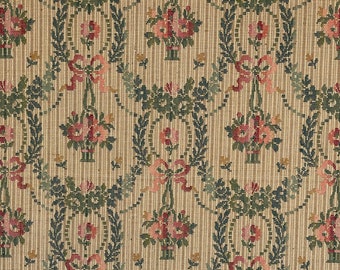 Peut inclure: Un tissu beige avec un motif répété de bouquets floraux roses et verts, de nœuds et de couronnes. Le tissu a une texture tissée.