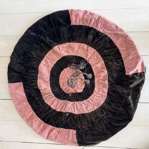 44 peças de tecido circular de veludo francês antigo, de largura, em preto e rosa, com anéis franzidos e borlas metálicas, peça decorativa única para mesa do século XIX